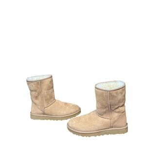 Ugg classic short boot in great condtion size 8
